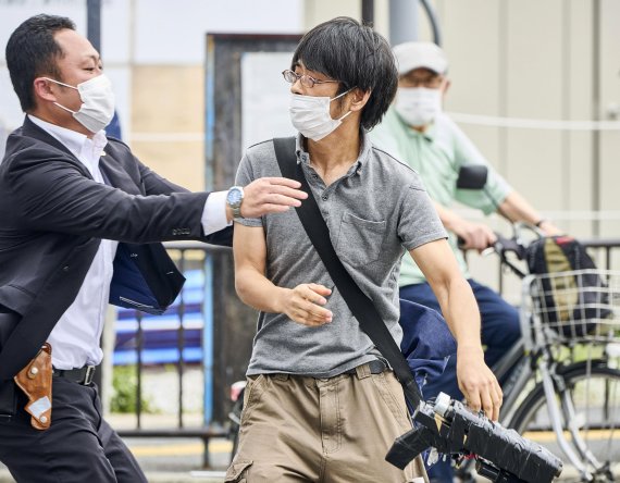 [나라(일본)=AP/뉴시스]지난 8일 일본 나라시에서 가두 연설을 하던 아베 신조 전 총리에게 총격을 가한 용의자 야마가미 데쓰야(41)가 현장에서 체포되고 있다. 범행에 사용한 것으로 보이는 총을 손에 쥐고 있다. 아베 전 총리는 병원으로 옮겨졌으나 사망했다. 2022.07.09. /사진=뉴시스