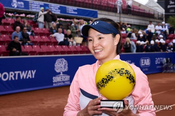 우승컵을 든 장수정 South Korea's Jang Su-jeong celebrates after winning her women's singles final tennis match of the WTA 125 Nordea Open in Bastad, Sweden on July 9, 2022. (Photo by Anders Bjuro / TT News Agency / AFP) / Sweden OUT