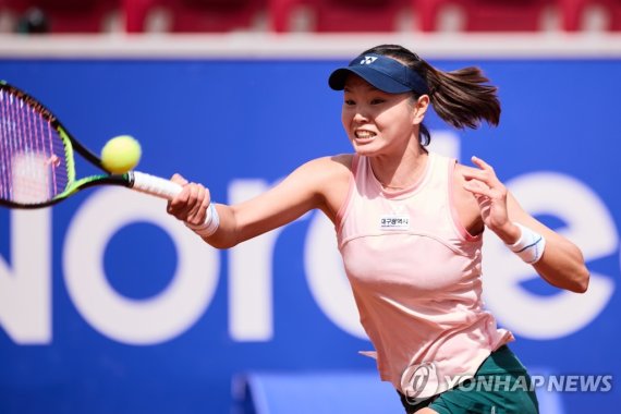 장수정의 경기 모습. epa10059104 Su Jeong Jang of South Korea returns a ball during her Nordea Open semifinals match against Viktoriya Tomova of Bulgaria in Bastad, Sweden, 08 July 2022. EPA/Anders Bjuro SWEDEN OUT