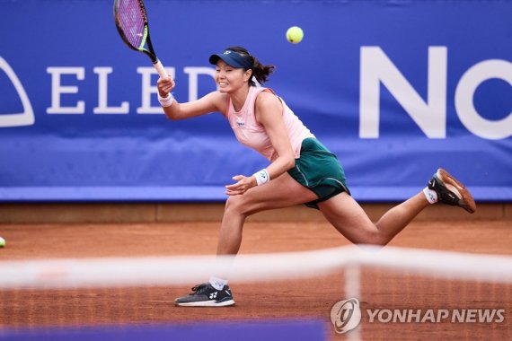 장수정 South Korea's Jang Su-jeong returns the ball to Spain's Rebeka Masarova (Unseen) during the women's singles final tennis match of the WTA 125 Nordea Open in Bastad, Sweden on July 9, 2022. (Photo by Anders Bjuro / TT News Agency / AFP) / Sweden OUT