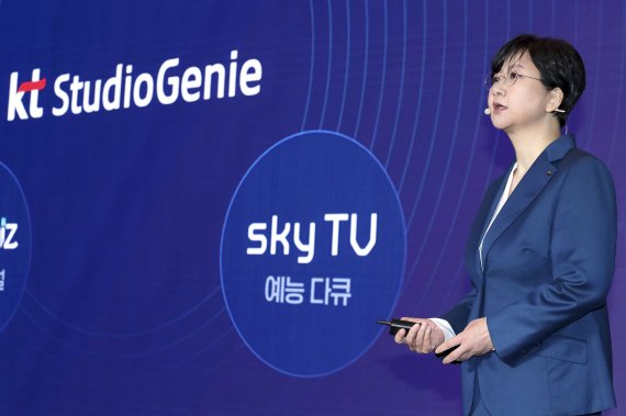 김철연 KT스튜디오지니 대표가 7일 오전 서울 송파구 소피텔 앰배서더 호텔에서 열린 'KT그룹 미디어데이'에서 올해 5월부터 순차적으로 선보일 드라마와 함께 내년도 방영을 위해 기획 중인 작품까지 총 24개의 오리지널 드라마 라인업을 공개하고 있다. (KT 제공) 2022.4.7/뉴스1