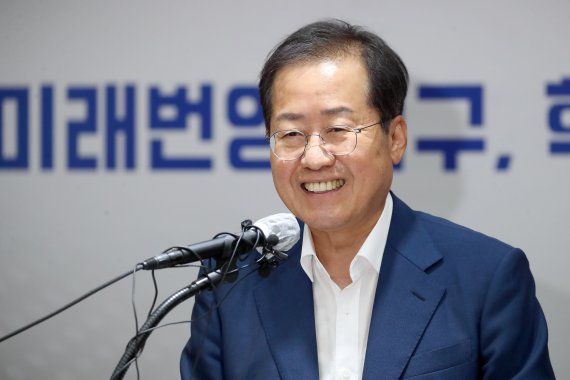 홍준표 대구시장이 5일 오후 대구 중구 대구시청 동인동 청사에서 열린 민선8기 취임 첫 기자간담회에서 취재진 질문에 답하고 있다. 사진=뉴스1