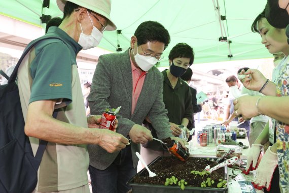 이상일 시장이 시민들과 함께 업싸이클링 바질화분 만들기를 하고 있다.(용인시 제공) © News1