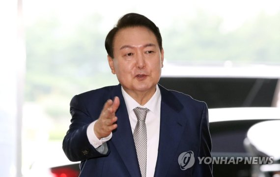 30%대 지지율에 놀랐나..尹대통령, 시장 산업현장 돌며 민생행보 나선다