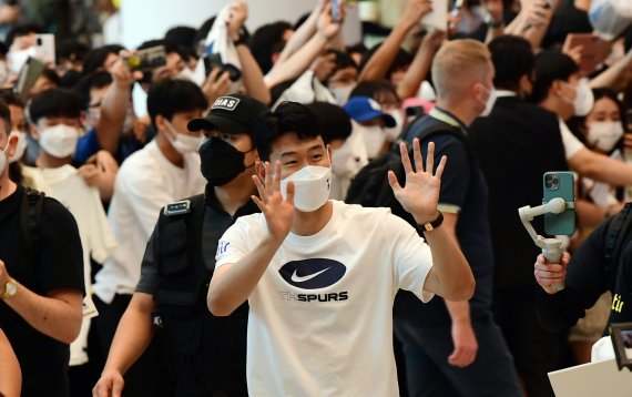 [인천공항=뉴시스] 조수정 기자 = 잉글랜드 프리미어리그 토트넘의 손흥민이 10일 인천국제공항 제2터미널에서 프리시즌 경기를 위해 입국 하는 동료들을 기다리며 팬들에게 인사를 하고 있다. (공동취재사진) 2022.07.10. photo@newsis.com
