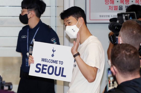 [인천공항=뉴시스] 조수정 기자 = 잉글랜드 프리미어리그 토트넘의 손흥민이 10일 인천국제공항 제2터미널에서 프리시즌 경기를 위해 입국 하는 해리 케인 등 동료들을 기다리며 팬들에게 인사를 하고 있다. (공동취재사진) 2022.07.10. photo@newsis.com