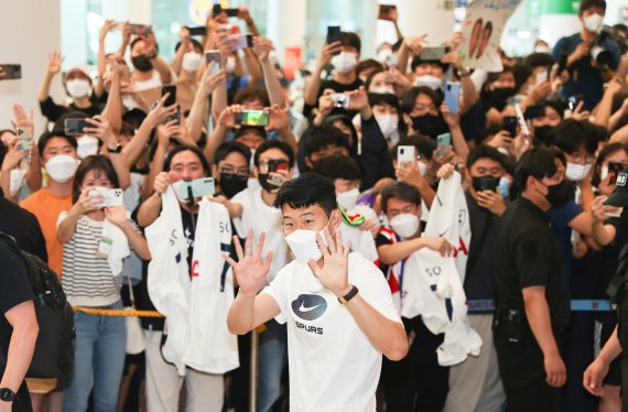 [인천공항=뉴시스] 조수정 기자 = 잉글랜드 프리미어리그 토트넘의 손흥민이 10일 인천국제공항 제2터미널에서 프리시즌 경기를 위해 입국 하는 토트넘 동료들을 기다리며 팬들에게 인사를 하고 있다. (공동취재사진) 2022.07.10. photo@newsis.com