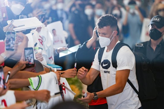 [인천공항=뉴시스] 조수정 기자 = 잉글랜드 프리미어리그 토트넘의 이반 페리시치가 10일 인천국제공항 제2터미널을 통해 입국해 팬들에게 사인을 하고 있다. (공동취재사진) 2022.07.10. photo@newsis.com