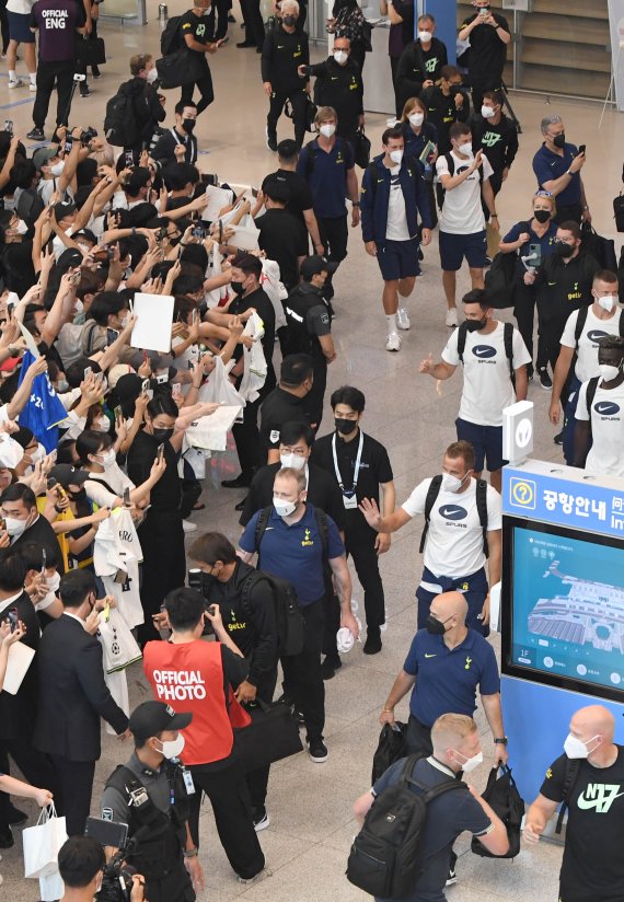 [인천공항=뉴시스] 조수정 기자 = 잉글랜드 프리미어리그 토트넘 선수단이 10일 프리 시즌 투어를 위해 인천국제공항 제2터미널을 통해 입국하고 있다. (공동취재사진) 2022.07.10. photo@newsis.com