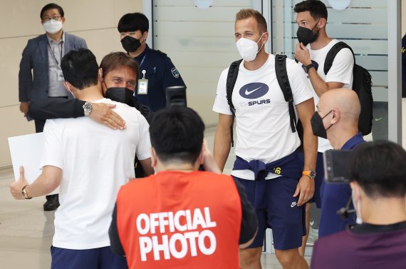 [인천공항=뉴시스] 조수정 기자 = 프리 시즌 투어를 위해 입국한 토트넘 동료들을 마중 나온 손흥민이 10일 오후 인천국제공항 제2터미널 입국장에서 콘테 감독과 인사하고 있다. 오른쪽은 해리 케인. (공동취재사진)2022.07.10. chocrystal@newsis.com
