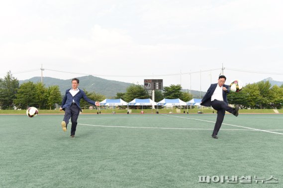 강수현 양주시장-정성호 국회의원(왼쪽) 10일 ‘2022년 양주시 월드컵 축구대회’ 시축. 사진제공=양주시