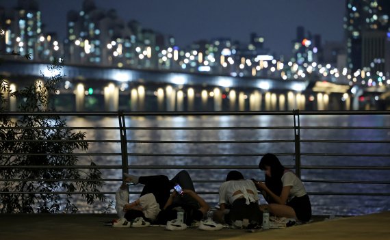 열대야에 잠못드는 밤 (서울=연합뉴스) 류영석 기자 = 서울에 열대야가 이어지는 10일 오후 서울 여의도 한강공원에서 시민들이 돗자리에 누워 더위를 식히고 있다. 2022.7.10 ondol@yna.co.kr (끝) /사진=연합 지면화상