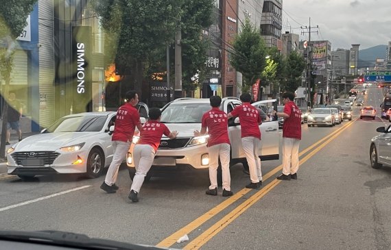 울주군청 볼링팀 선수들이 지난 7일 천안시의 한 도로에서 음주운전이 의심되는 차량을 막고 운전자의 상태를 살피고 있다. /사진=울주군 제공