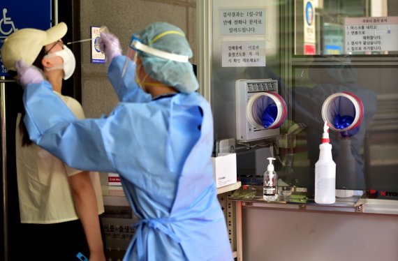 지난 8일 대구 동구 보건소 선별진료소에서 한 시민이 PCR 검사를 받고 있다. 뉴시스 제공.