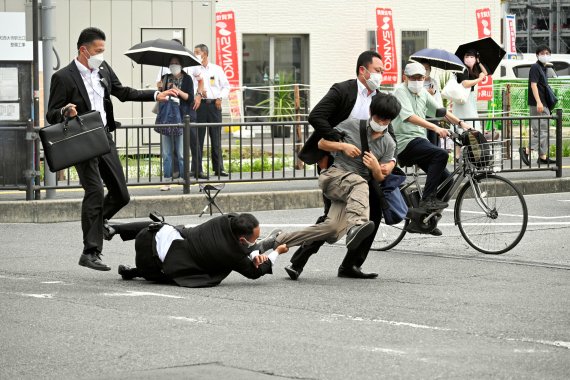 아베 신조(安倍晋三) 전 일본 총리가 8일 일본 서부 나라시에서 선거 유세 도중 총격을 맞고 쓰러진 가운데, 용의자가 현장에서 제압당하고 있다. /사진=뉴스1