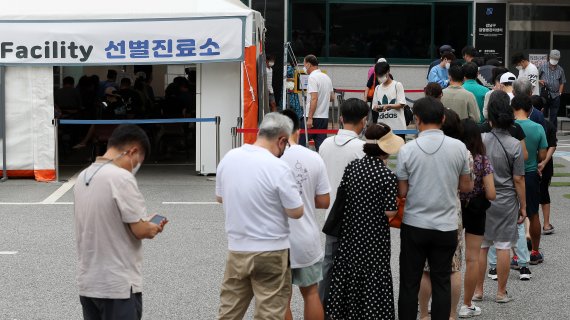 [서울=뉴시스] 백동현 기자 = 코로나19 신규 확진자가 2만410명으로 집계된 10일 오전 서울 강남구보건소 선별진료소에서 시민들이 검사를 받기 위해 대기하고 있다. 2022.07.10. livertrent@newsis.com