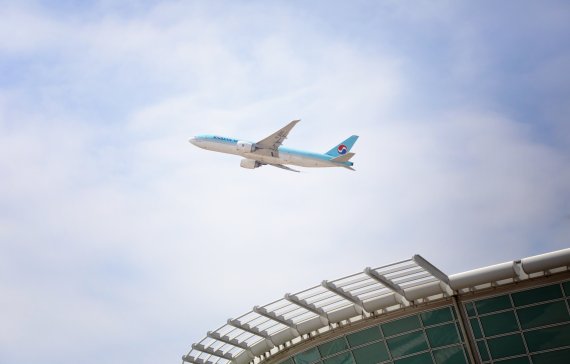 지난달 29일 인천국제공항 1터미널 출국장에서 대한항공 비행기가 이륙을 하고 있다. © News1 권현진 기자