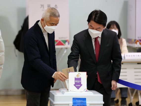 국민의당 안철수 대표와 최진석 상임선대위원장이 5일 오전 서울 영등포구 여의동 주민센터에서 사전투표를 하고 있다. 2022.3.5/뉴스1 © News1 이동해 기자