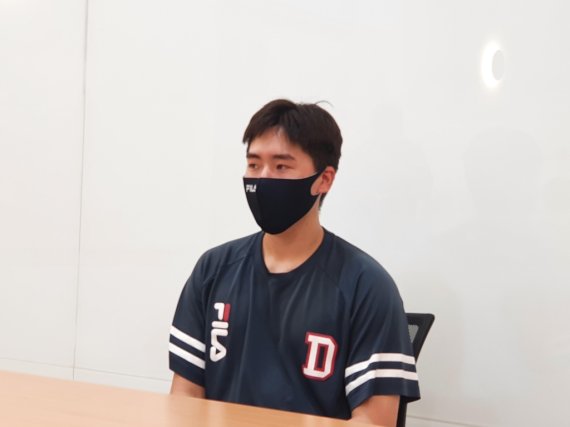 인터뷰하는 두산 베어스 왼손 최승용 (서울=연합뉴스) 하남직 기자 = 두산 베어스 왼손 투수 최승용이 10일 서울시 잠실구장에서 취재진과 인터뷰하고 있다.