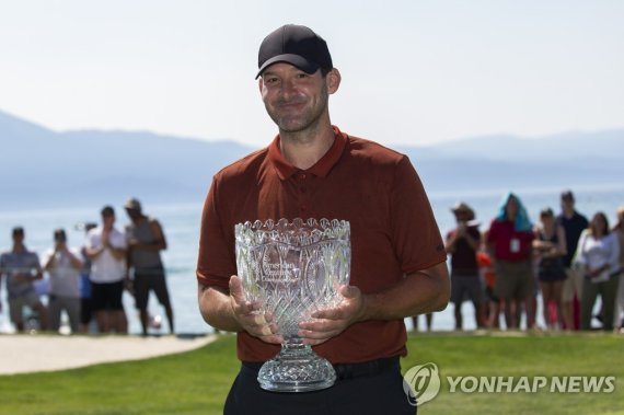 유명인 골프 우승 트로피를 든 로모 Tony Romo holds the championship trophy after winning the American Century Celebrity Championship golf tournament at Edgewood Tahoe Golf Course in Stateline, Nev., Sunday, July 10, 2022. (AP Photo/Tom R. Smedes)