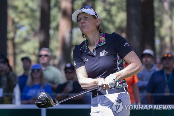 안니카 소렌스탐 Annika Sorenstam watches a tee shot on the second hole during the first round of the American Century Celebrity Championship golf tournament at Edgewood Tahoe Golf Course in Stateline, Nev., Friday, July 8, 2022. (AP Photo/Tom R. Smedes)