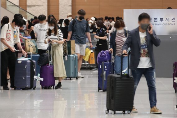 [인천공항=뉴시스] 권창회 기자 = 11일 오전 인천국제공항 제2여객터미널에서 항공기 기체 결함으로 아제르바이잔 바쿠 공항에 비상착륙했던 대한항공 여객기 탑승객들이 입국하고 있다. 대한항공에 따르면 튀르키예(터키) 이스탄불 공항에서 현지시간 9일 오후 6시25분 이륙한 KE9956편(기종 A330-200)은 이륙한지 1시간 30여분 만에 엔진의 진동 메시지를 감지해 최근접 공항인 바쿠 공항으로 목적지를 변경해 착륙했다. 2022.07.11. kch0523@newsis.com