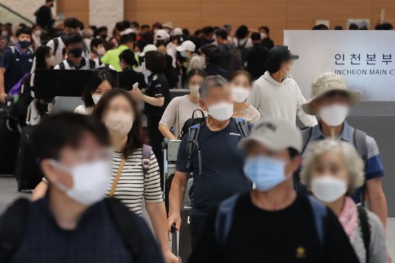 [인천공항=뉴시스] 권창회 기자 = 11일 오전 인천국제공항 제2여객터미널에서 항공기 기체 결함으로 아제르바이잔 바쿠 공항에 비상착륙했던 대한항공 여객기 탑승객들이 입국하고 있다. 대한항공에 따르면 튀르키예(터키) 이스탄불 공항에서 현지시간 9일 오후 6시25분 이륙한 KE9956편(기종 A330-200)은 이륙한지 1시간 30여분 만에 엔진의 진동 메시지를 감지해 최근접 공항인 바쿠 공항으로 목적지를 변경해 착륙했다. 2022.07.11. kch0523@newsis.com