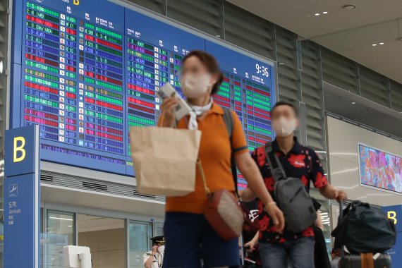 [인천공항=뉴시스] 권창회 기자 = 11일 오전 인천국제공항 제2여객터미널에서 항공기 기체 결함으로 아제르바이잔 바쿠 공항에 비상착륙했던 대한항공 여객기 탑승객들이 입국하고 있다. 대한항공에 따르면 튀르키예(터키) 이스탄불 공항에서 현지시간 9일 오후 6시25분 이륙한 KE9956편(기종 A330-200)은 이륙한지 1시간 30여분 만에 엔진의 진동 메시지를 감지해 최근접 공항인 바쿠 공항으로 목적지를 변경해 착륙했다. 2022.07.11. kch0523@newsis.com