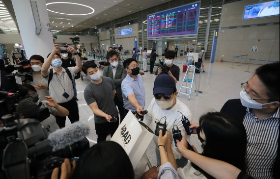 [인천공항=뉴시스] 권창회 기자 = 11일 오전 인천국제공항 제2여객터미널에서 항공기 기체 결함으로 아제르바이잔 바쿠 공항에 비상착륙했던 대한항공 여객기 탑승객이 입국해 취재진의 질문에 답하고 있다. 대한항공에 따르면 튀르키예(터키) 이스탄불 공항에서 현지시간 9일 오후 6시25분 이륙한 KE9956편(기종 A330-200)은 이륙한지 1시간 30여분 만에 엔진의 진동 메시지를 감지해 최근접 공항인 바쿠 공항으로 목적지를 변경해 착륙했다. 2022.07.11. kch0523@newsis.com