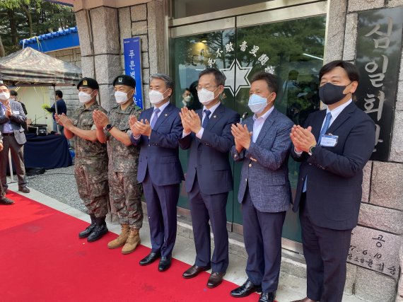 백상엽 카카오엔터프라이즈 대표(맨 오른쪽)가 4일 오후 경기도 포천시 육군 6사단에서 열린 '군 장병 인공지능(AI)·소프트웨어(SW) 역량 강화' 비전 선포식에 과학기술정보통신부 장관, 국방부 장관 등과 함께 참여하고 있다. 2022.7.4/뉴스1 © News1 이기범 기자