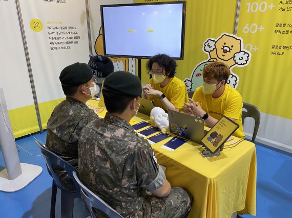 4일 오후 경기도 포천시 육군 6사단에서 열린 '군 장병 인공지능(AI)·소프트웨어(SW) 역량 강화' 비전 선포식에서 군 장병들이 카카오엔터프라이즈 부스를 방문하고 있다. 2022.7.4/뉴스1 © News1 이기범 기자