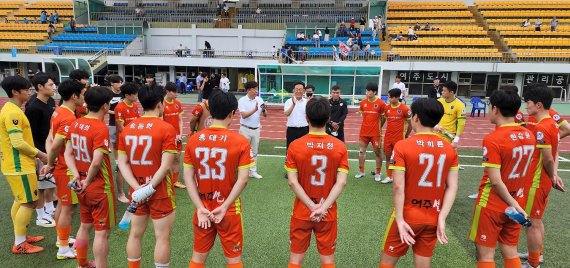 선수단을 격려하는 이충우 여주시장. (사진제공=여주시)