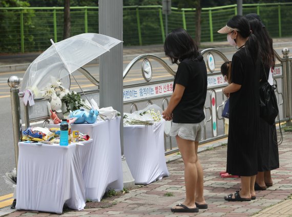 지난 7일 경기 평택시 청북읍의 한 초등학교 앞 스쿨존에서 초등학생들이 포클레인에 치여 1명이 다치고 1명이 숨진 가운데 8일 오전 사고 현장 앞에 시민들의 추모 발걸음이 이어지고 있다. 2022.7.8/뉴스1 © News1 김영운 기자