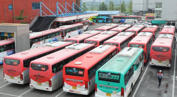 노사 협상 결렬로 경진여객의 입석금지에 이어 전면파업이 시작된 11일 오전 경기 수원시 권선구 경진여객 버스차고지에 파업 중인 버스들이 주차돼 있다. 2022.7.11/뉴스1 © News1 김영운 기자