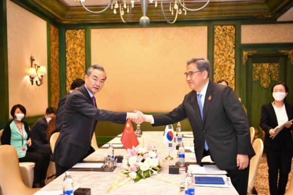 박진 외교부 장관(오른쪽)과 왕이 중국 외교담당 국무위원 겸 외교부장. (중국 외교부) © 뉴스1
