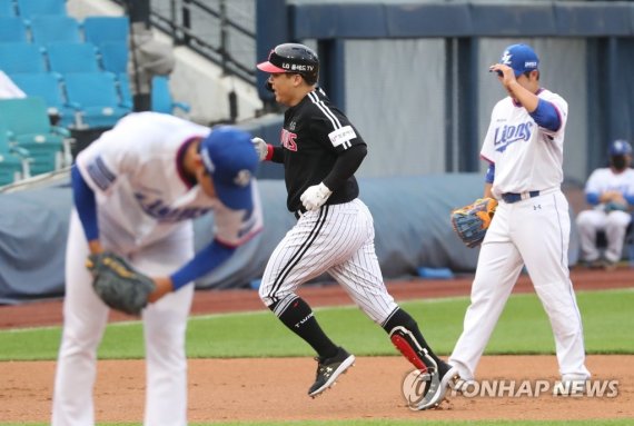 홈런을 허용한 삼성 김현수 '2점 홈런' (대구=연합뉴스) 김현태 기자 = 5일 오후 대구 삼성라이온즈파크에서 열린 프로야구 '2022 신한은행 쏠(SOL) KBO 리그' LG 트윈스와 삼성 라이온즈의 경기. 1회 초 1사 주자 1루 상황에서 LG 김현수가 2점 홈런을 친 후 그라운드를 돌고 있다. 2022.7.5 mtkht@yna.co.kr (끝)