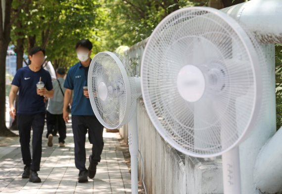 폭염이 계속된 3일 서울 서초구 서울회생법원 앞에서 열린 한 집회 현장에 선풍기가 놓여 있다. 2022.7.3/뉴스1 © News1 이성철 기자