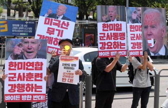 전국민중행동과 시민평화포럼 등 시민단체 회원들이 21일 오후 서울 용산구 전쟁기념관 앞 광장에서 열린 한미 정상회담 대응행동 개최 ‘군사동맹, 군비경쟁이 아니라 평화를 선택하라! 종속적인 한미관계 바꿔내자!’ 기자회견에서 구호를 외치고 있다. 2022.5.21/뉴스1 © News1 김진환 기자