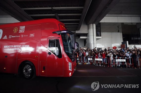 맨유 선수들을 보기 위해 9일 공항에 마중 나온 태국 축구 팬들. epa10061050 Thai soccer fans cheer as a bus carrying Manchester United players leaves Don Mueang International Airport in Bangkok, Thailand, 09 July 2022. The Match Bangkok Century Cup 2022 between English Premier League giants Manchester United and Liverpool FC 