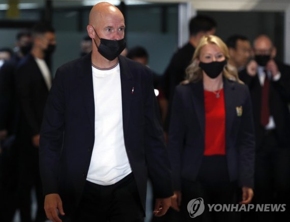 태국에 도착한 에릭 텐 하흐 맨유 감독(왼쪽) epa10061030 Manchester United manager Erik ten Hag (L) arrives with his team for their pre-season tour soccer match, at Don Mueang International Airport in Bangkok, Thailand, 09 July 2022. The Match Bangkok Century Cup 2022 between English Premier League giants Manchester U