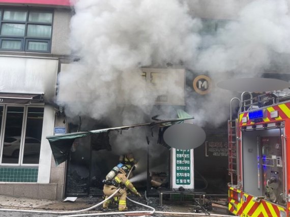 11일 오후 2시30분쯤 광주 북구 용봉동 한 전동킥보드 업체 점포에서 화재가 발생, 소방당국이 진화 작업을 하고 있다. (북부소방 제공) 2022.7.11/뉴스1 © News1 이승현 수습기자