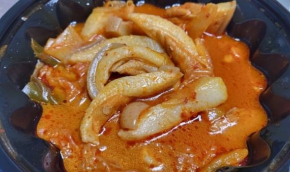 [서울=뉴시스]김치찌개에 고기는 없고 비계만 가득한 음식을 받았다고 주장한 글쓴이가 온라인 커뮤니티에 공개한 사진. 사진 온라인 커뮤니티 *재판매 및 DB 금지 /사진=뉴시스