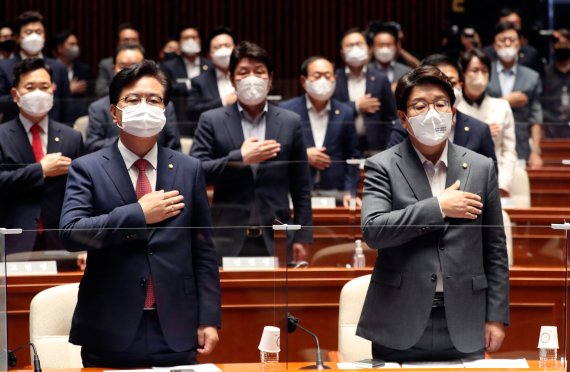 권성동 국민의힘 대표 직무대행 겸 원내대표와 송언석 원내수석부대표를 비롯한 의원들이 11일 서울 여의도 국회에서 열린 의원총회에 참석해 국민의례를 하고 있다. (공동취재) 2022.7.11/뉴스1 © News1 허경 기자