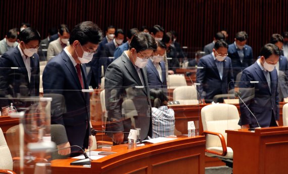 권성동 국민의힘 대표 직무대행 겸 원내대표와 송언석 원내수석부대표를 비롯한 의원들이 11일 서울 여의도 국회에서 열린 의원총회에 참석해 묵념하고 있다. (공동취재) 2022.7.11/뉴스1 © News1 허경 기자