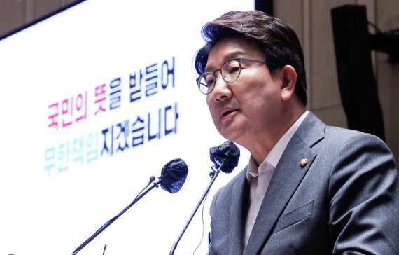 국민의힘, 진통끝에 ‘권성동 직무대행 체제’ 결론