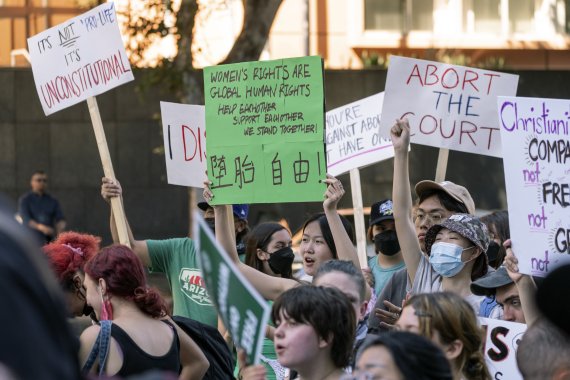 미국 연방대법원의 낙태금지법 복원에 항의하는 캘리포니아 시위대가 6월 27일 로스엔젤레스 시내에서 여성의 신체 결정권을 보장하라며 구호를 외치고 있다.<div id='ad_body3' class='mbad_bottom' ></div> /사진=AP뉴시스