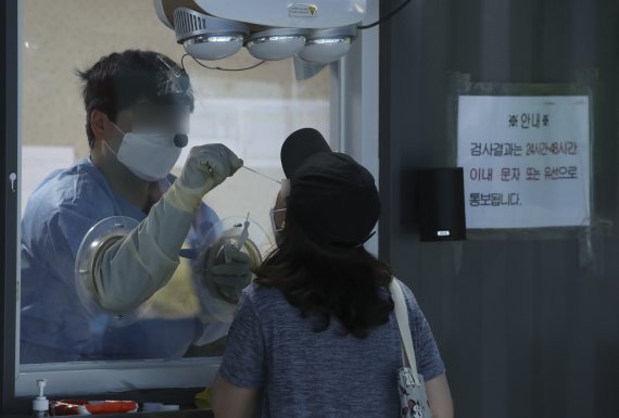 서울시 용산구 보건소에서 한 시민이 코로나19 PCR 검사를 받고 있다.<div id='ad_body3' class='mbad_bottom' ></div> /사진=뉴시스