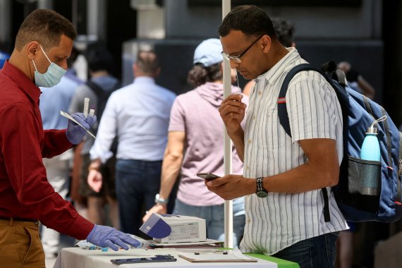 A man takes a coronavirus disease (COVID-19) test at a pop-up testing site in New York City, U.S., July 11, 2022. REUTERS/Brendan McDermid /REUTERS/뉴스1 /사진=뉴스1 외신화상