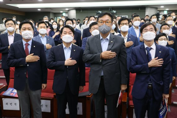 안철수 국민의힘 의원 주최 ‘위기를 넘어 미래로, 민·당·정 토론회’가 12일 서울 여의도 국회의원회관에서 열렸다. 김기현 전 원내대표, 안철수 의원, 정진석 국회부의장 등 참석자들이 국민의례를 하고 있다.