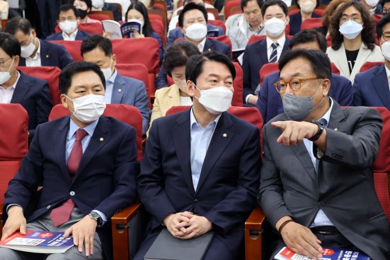 안철수 국민의힘 의원과 정진석 국회부의장이 12일 서울 여의도 국회의원회관에서 열린 위기를 넘어 미래로, 민·당·정 토론회에서 대화를 나누고 있다. (공동취재) 사진=뉴스1